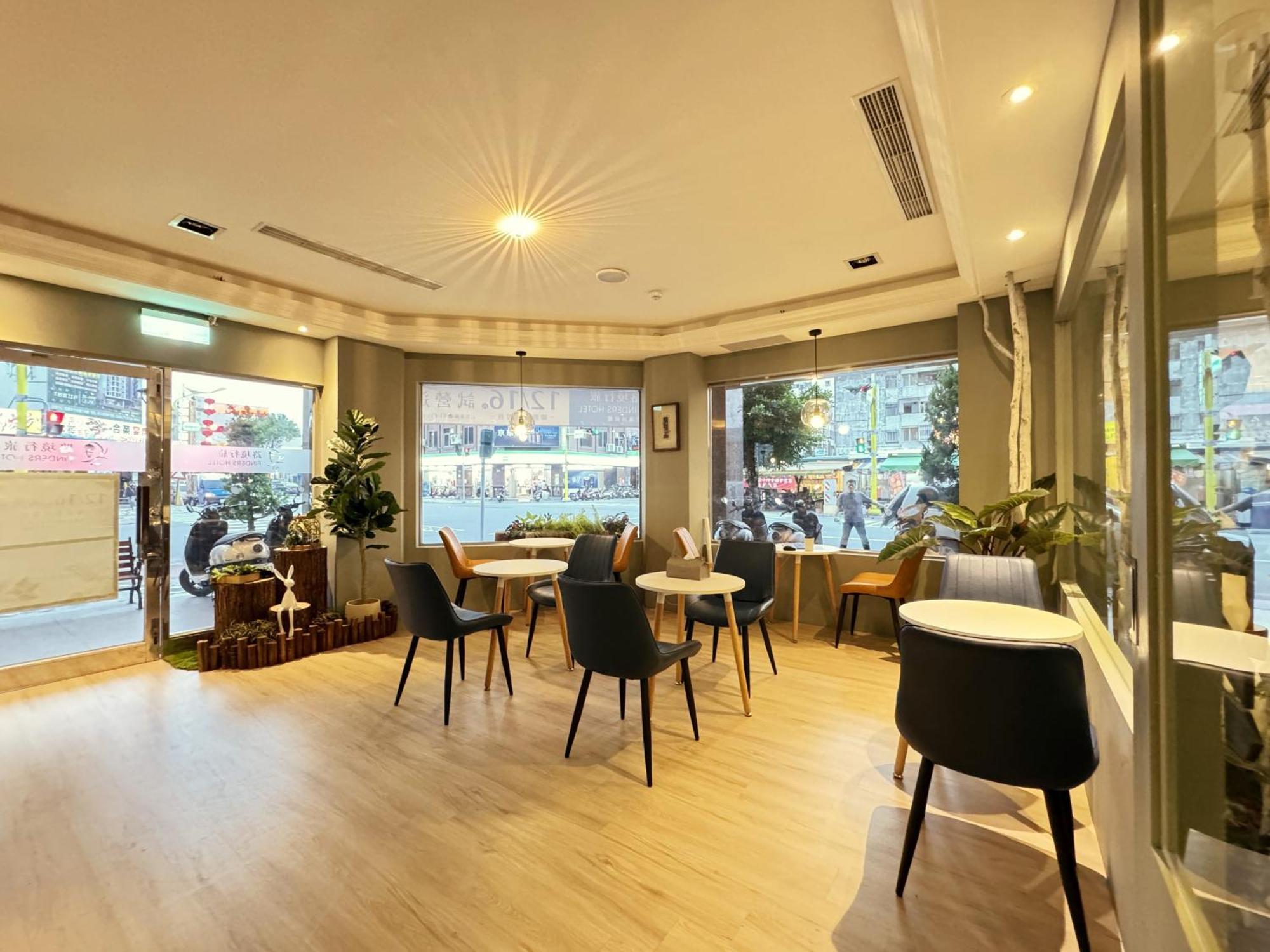 Finders Hotel Hualien Station Exteriör bild